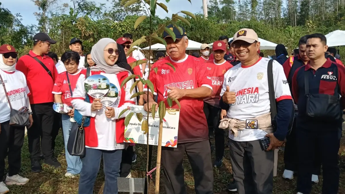 Isradi Zainal bersama Kepala Otorita IKN Basuki Hadimuljono saat melakukan penanaman pohon di IKN.