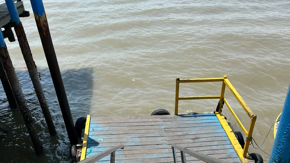 NYARIS CELAKA: Jembatan Pelabuhan Speedboat Penajam, PPU yang nyaris membuat celaka istri wakil bupati PPU.(IST)