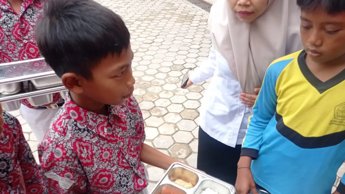 PENYEBAB LAIN:&nbsp;SPPG Bontang Utara 01 menegaskan tiga pelajar yang pusing setelah menyantap MBG diklaim bukan karena program tersebut. (ADIEL KUNDHARA/KP)