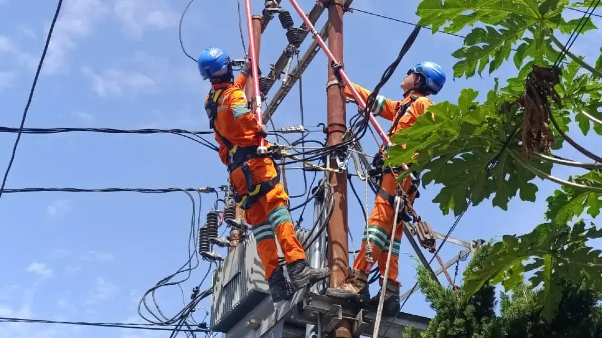 Petugas PLN mengatasi gangguan kelistrikan yang berdampak dengan padamnya listrik sebagian wilayah di Balikpapan Selatan. 