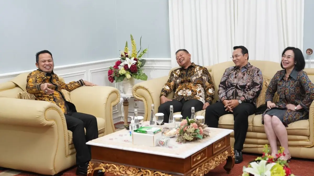Rudy Mas’ud Harap saat bersama Chatarina Muliana dan jajaran FKPD Kaltim.