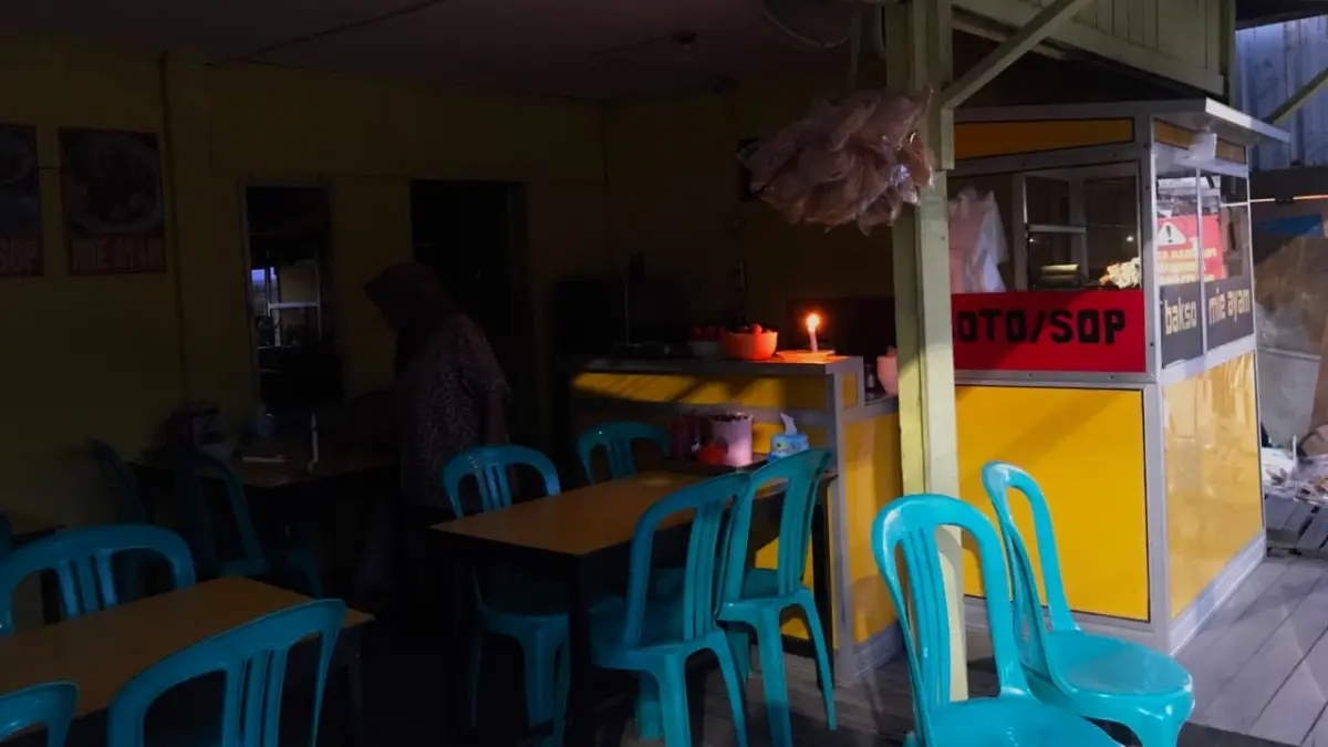 Salah satu rumah makan di Samarinda yang terdampak pemadaman listrik. (FOTO M TAUFIK/KP)