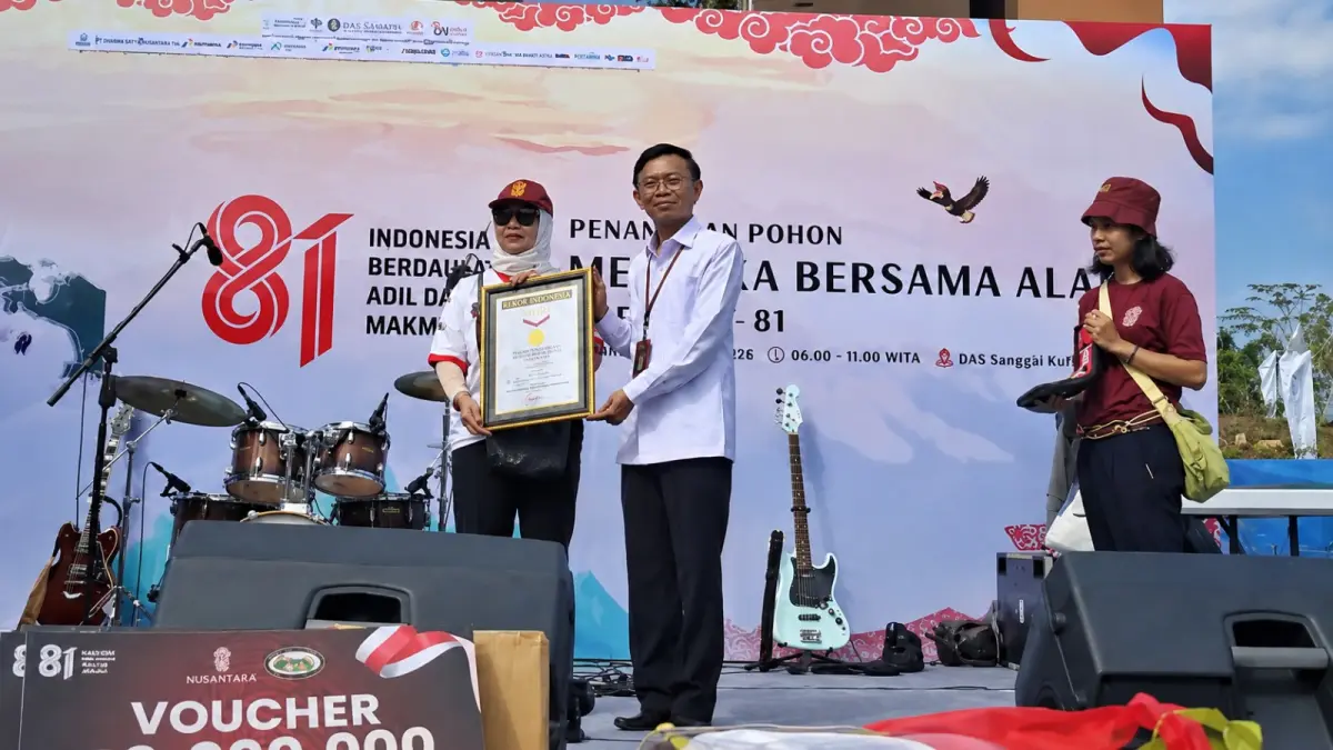 TERIMA REKOR MURI: Deputi LHSDA OIKN Myrna Asnawati Safitri menerima piagam rekor MURI dari Direktur Operasional MURI Yusuf Ngadri melalui penanaman 1.708 pohon di sekitar Embung Sanggai, KIPP, Sabtu (15/8).