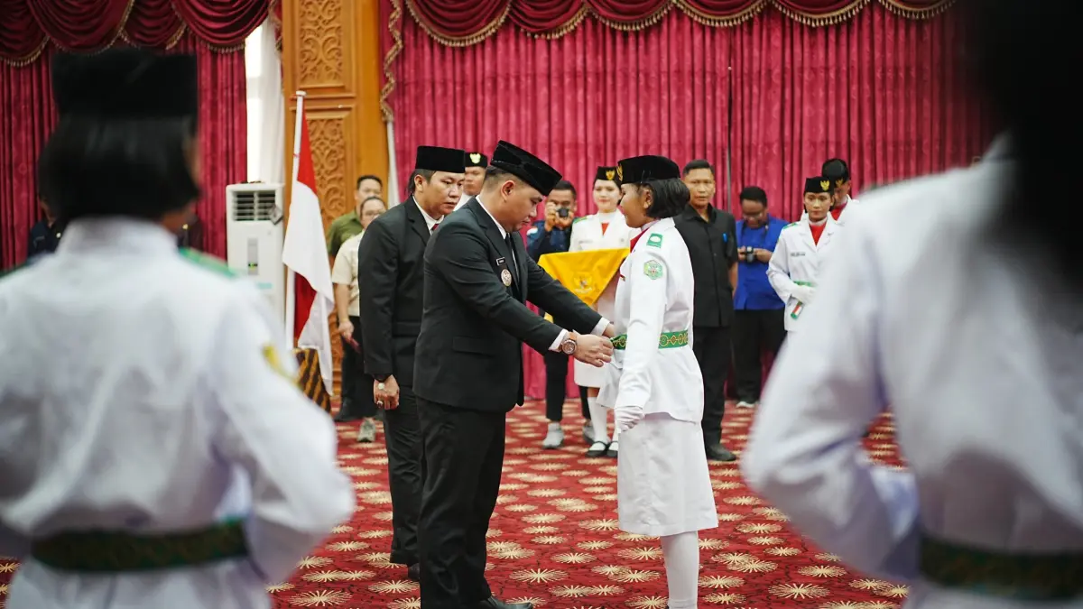 Wakil Bupati Mahakam Ulu Suhuk mengukuhkan anggota Paskibraka Mahulu di Ballroom Lantai 3 Kantor Bupati Mahulu, Sabtu (15/8). (FOTO JODY KRISTIANTO/KP)