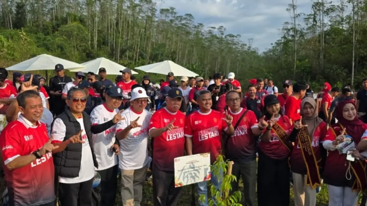 Agung Sakti Pribadi (dua kiri) ikut dalam penanaman ribuan bibit pohon di kawasan IKN, Sabtu (15/8).