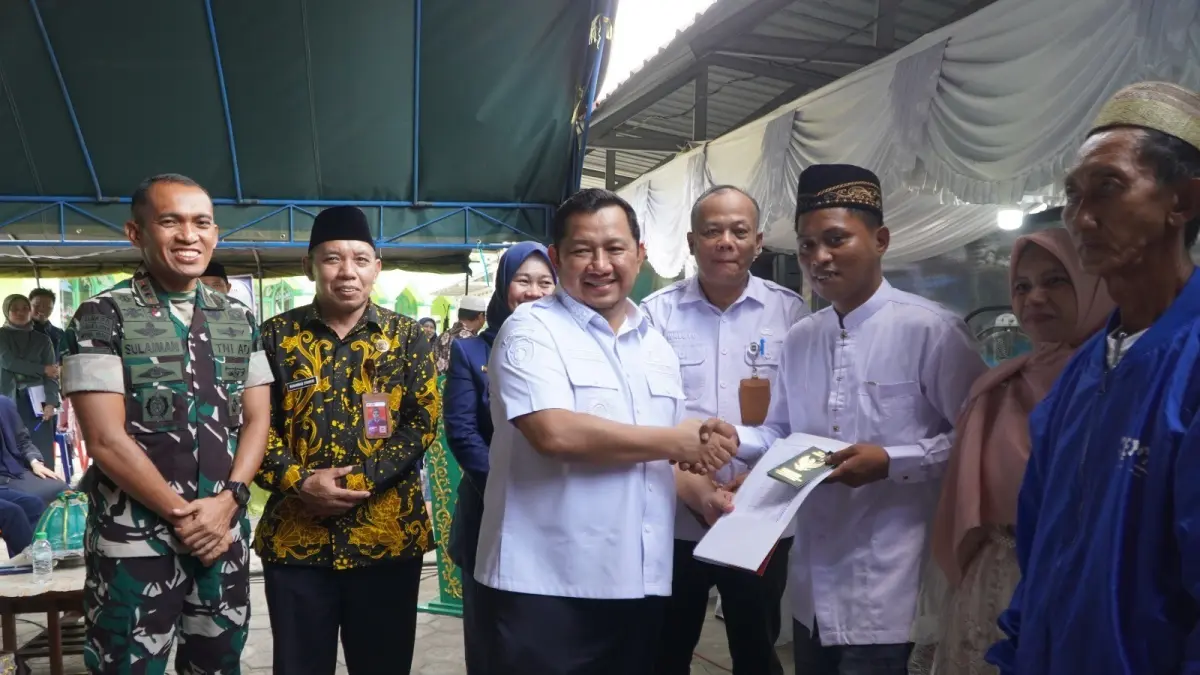 AKTA NIKAH: Bupati PPU, Mudyat Noor, menyerahkan akta nikah kepada peserta SINERGI-PPU.(IST)