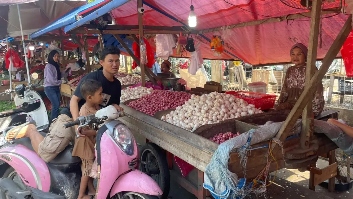 BEDA PERLAKUAN: Penjual bawang di Pasar Pandansari, Balikpapan, Minggu (16/8). (FOTO M TAUFIK/KP)