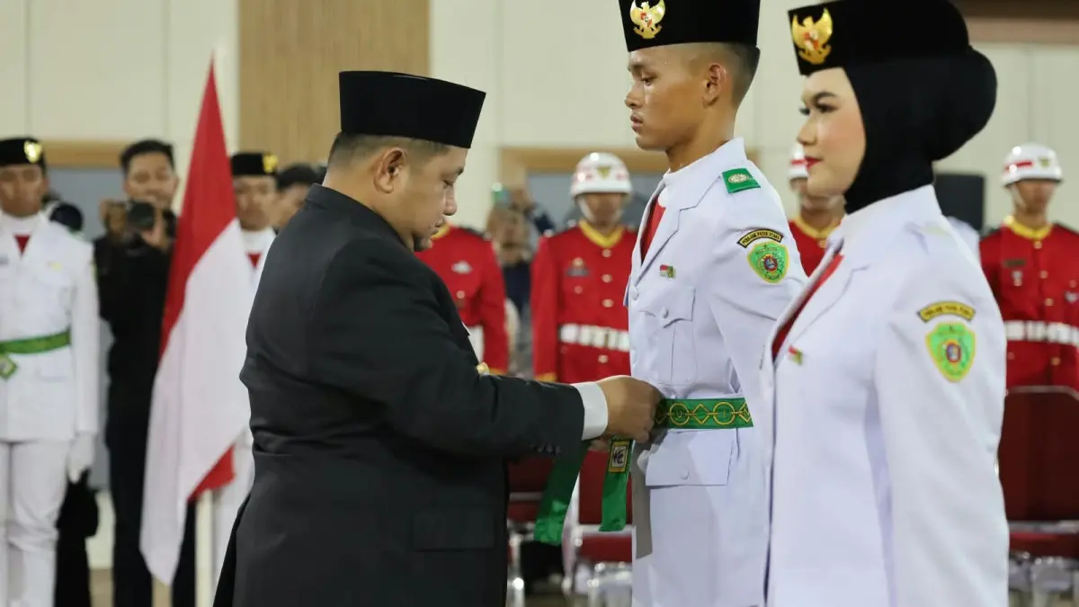 Bupati PPU Mudyat Noor mengukuhkan 40 anggota Paskibraka PPU.