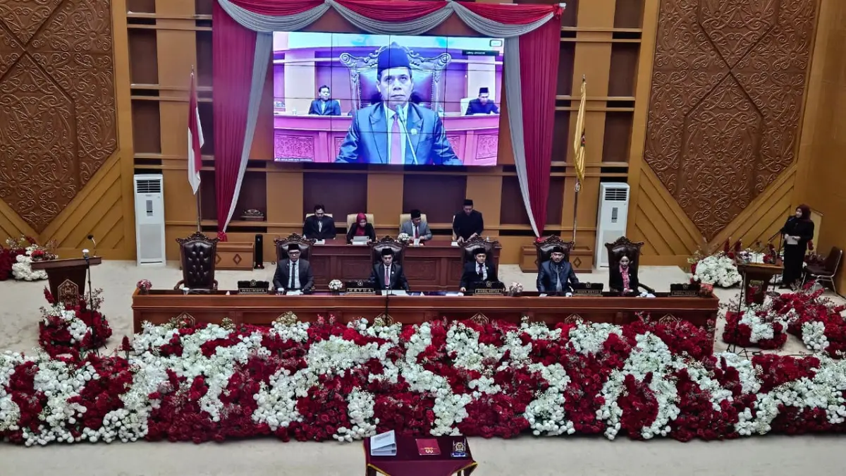 EFISIENSI: Rapat Paripurna DPRD Samarinda dengan agenda penandatanganan Nota Kesepakatan KUA-PPAS Tahun Anggaran 2027, Jumat (14/8). HAFIZ/KP
