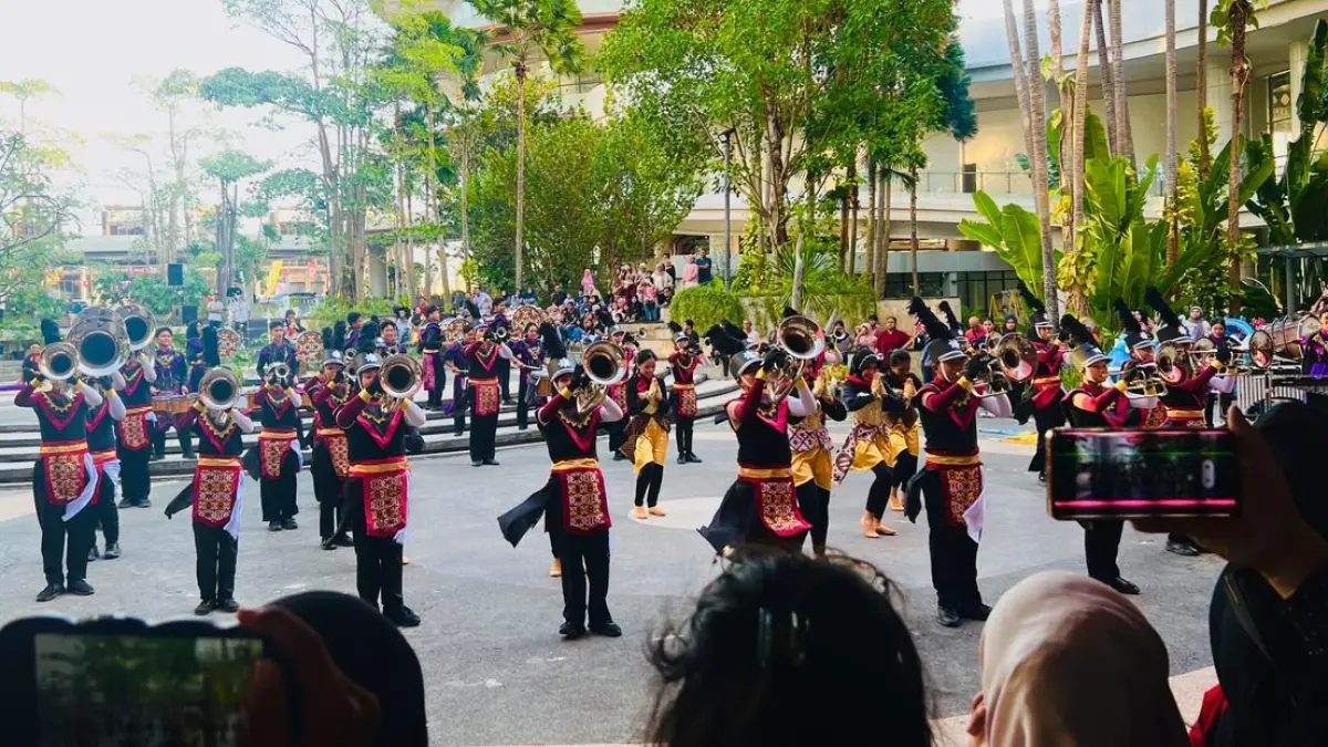 Festival Marching Band di Plaza Balikpapan. (FOTO NURON/KP)