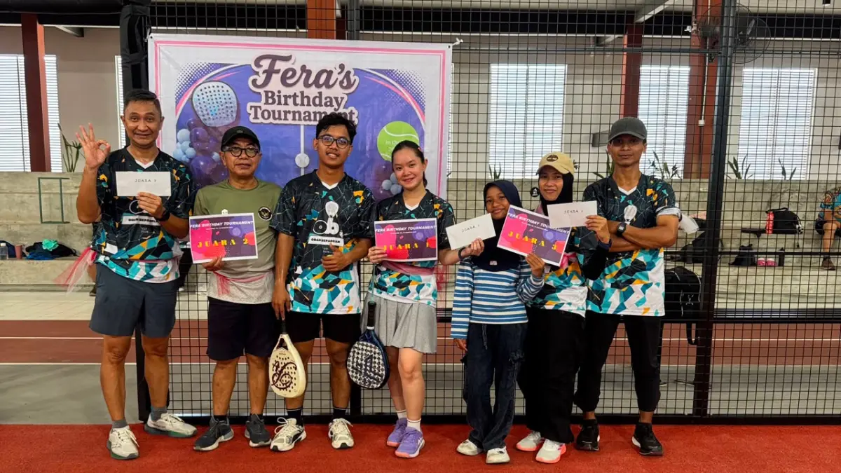 JUARA: Para pemenang Fera’s Birthday Tournament berfoto di Saja Sport Center, Samarinda, Minggu (16/8). Turnamen padel ini diikuti 20 pasangan ganda dari klub Odah Bedapatan. (IST)