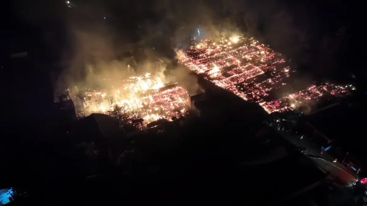 Kebakaran menghanguskan 14 rumah warga di RT 04, Desa Muara Bengkal Ulu, Minggu (16/8) dini hari. Sebanyak 18 KK terdampak dalam kejadian tersebut. (Screenshot video)

&nbsp;