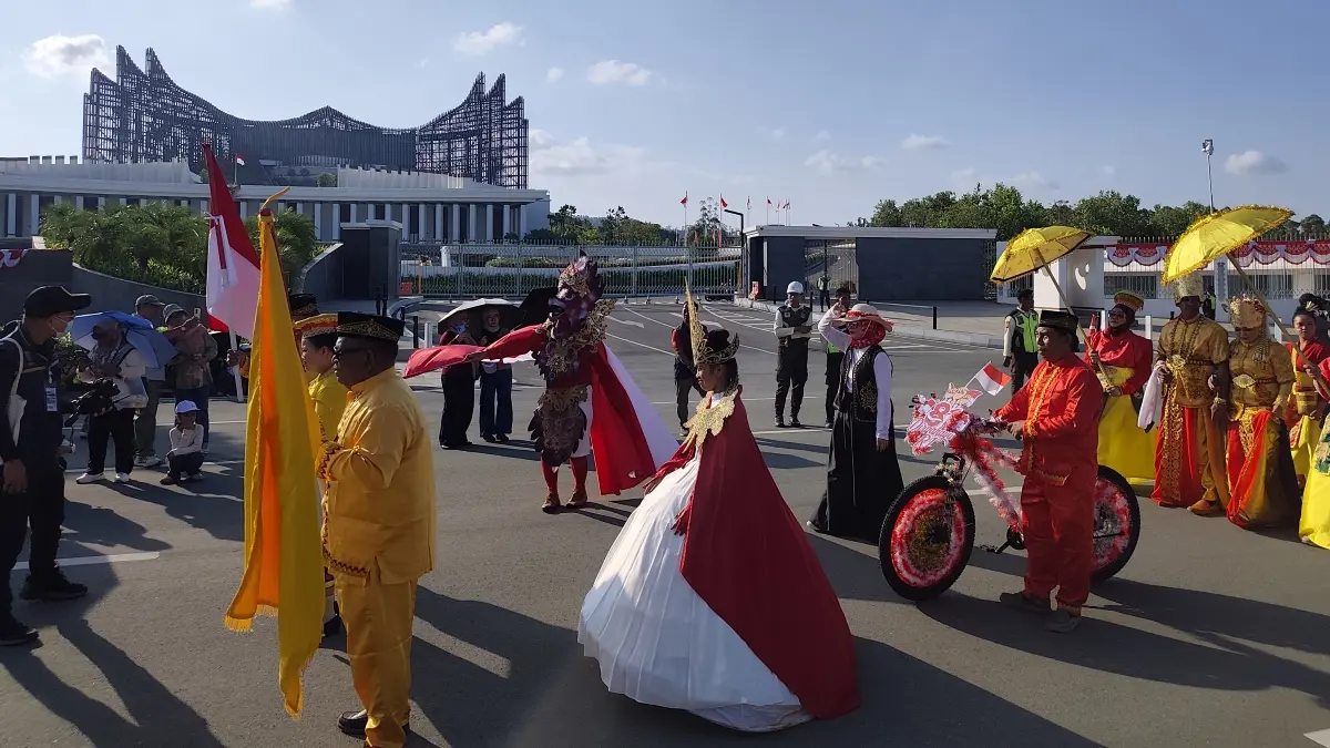 MERIAHKAN: 1.215 peserta meriahkan Karnaval Kebudayaan HUT ke-81 RI di depan Istana Negara IKN meski cuaca terik.