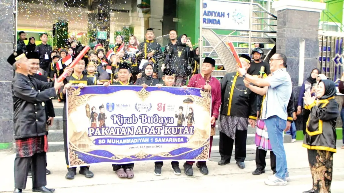 Momen seru Kirab Budaya Pakaian Adat Kutai oleh SD Muhammadiyah 1 Samarinda. (IST)