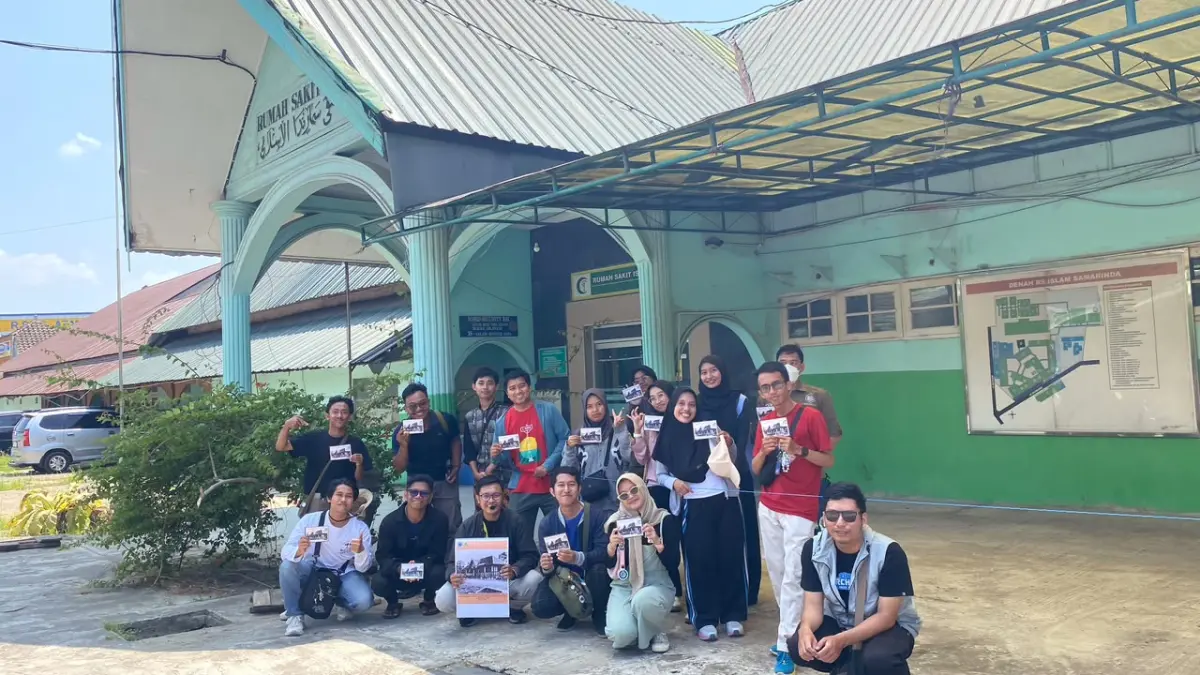 NAPAK TILAS: Peserta Samarinda Walking Tour bersama Lembaga Studi Sejarah Lokal Komunitas Samarinda Bahari (Lasaloka-KSB) berfoto di Landschap Hospitaal atau rumah sakit umum milik pemerintah Belanda yang sekarang disebut Rumah Sakit Islam. 