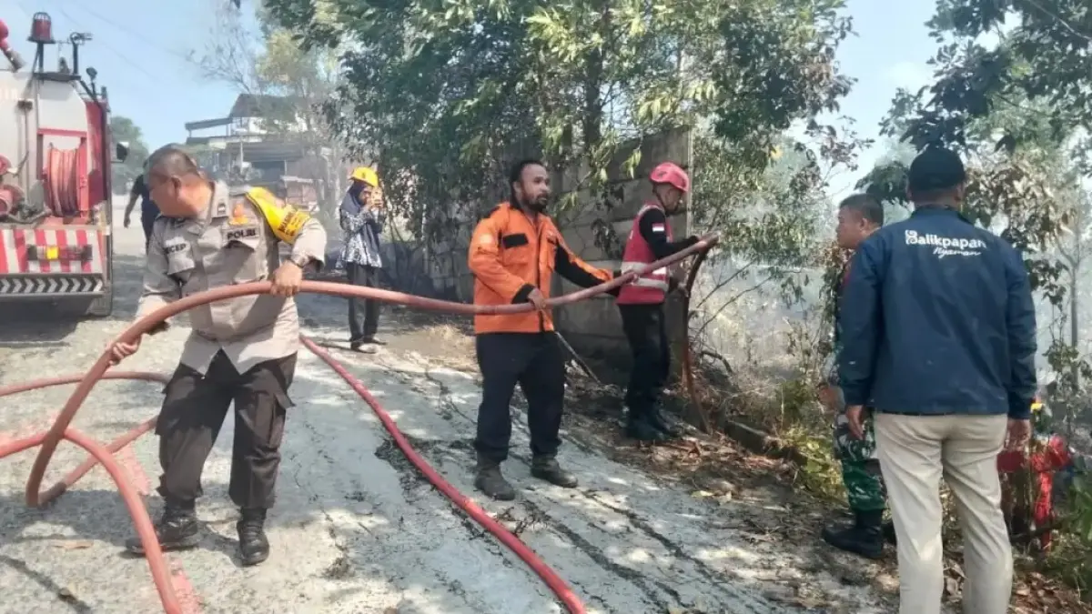 PADAMKAN: Petugas gabungan bersama warga berusaha padamkan kebakaran lahan dekat permukiman. (IST)

&nbsp;