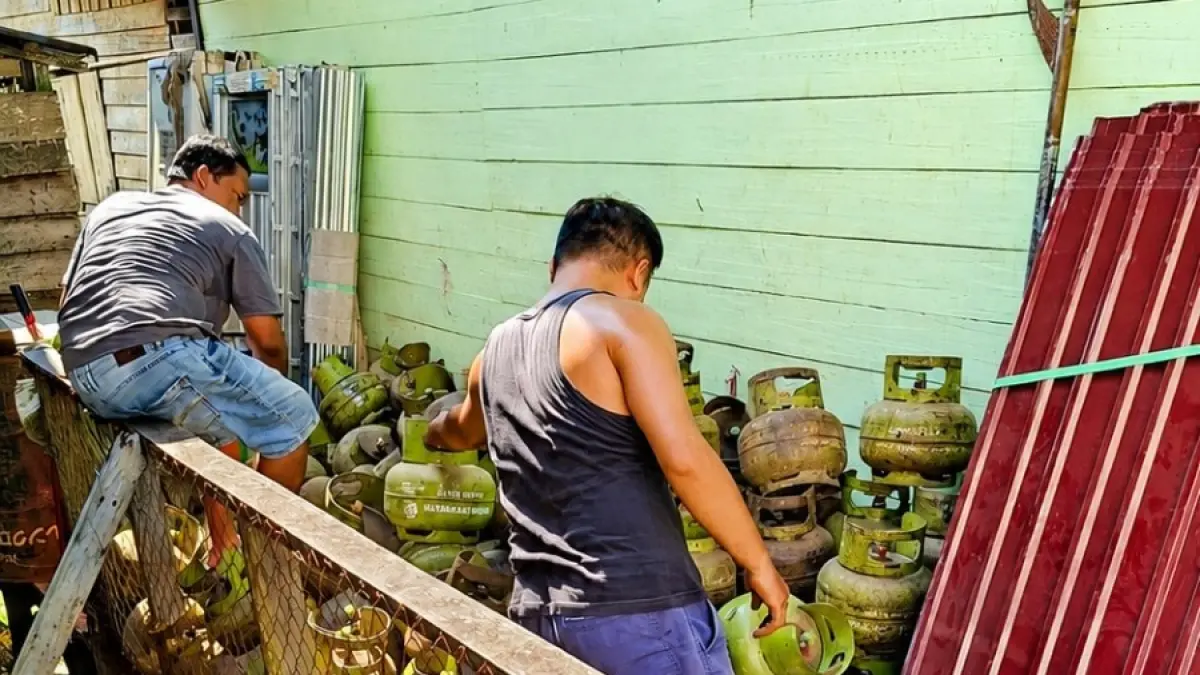 Pekerja menata tabung yang didistribusikan ke wilayah hulu Mahakam Ulu. Pasokan LPG 3 kg sebanyak 150 tabung telah dikirim ke Kecamatan Long Pahangai dan akan dijual dengan harga normal. (ist)