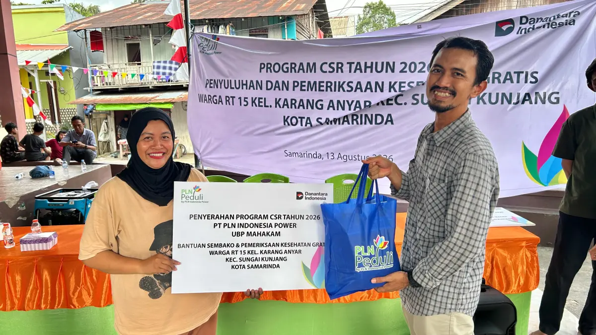 Penyerahan bantuan kepada warga lewat program CSR 2026.
