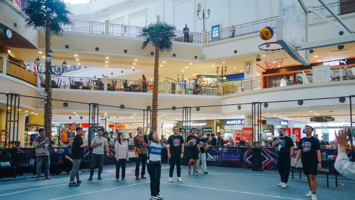 RAMAI PEMINAT: Kadisparpora Balikpapan Ratih Kusuma melakukan free throw saat menghadiri pembukaan E-Walk 3x3 Basketball Championship 2026 beberapa waktu lalu. (PERBASI BALIKPAPAN)