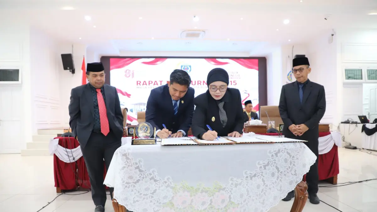 SEPAKAT: Wali Kota Bontang Neni Moerniaeni dan DPRD menandatangani nota kesepakatan atas rancangan perubahan KUA-PPAS tahun anggaran 2026 dalam rapat paripurna. (ADIEL KUNDHARA/KP)