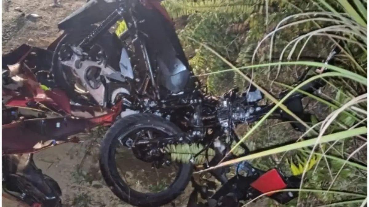 Sepeda motor yang ringsek.