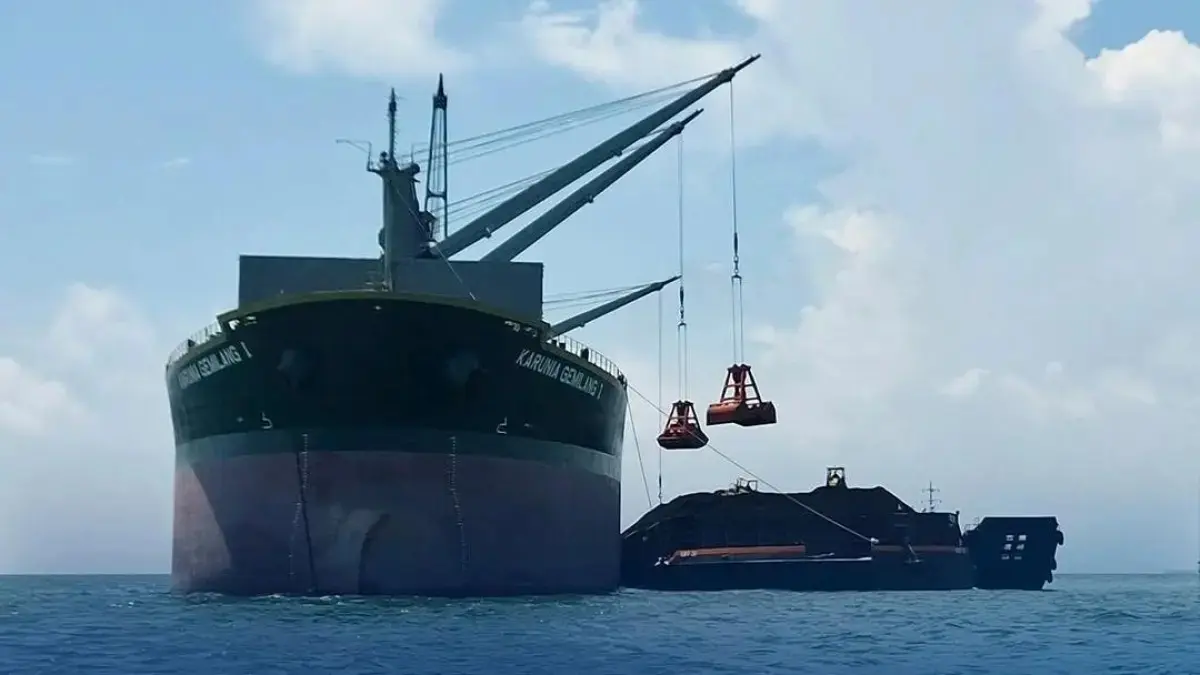 SOROTI KONTRIBUSI SEKTOR PERAIRAN: Aktivitas kapal dan transfer batu bara secara ship-to-ship (STS) di perairan Muara Berau,