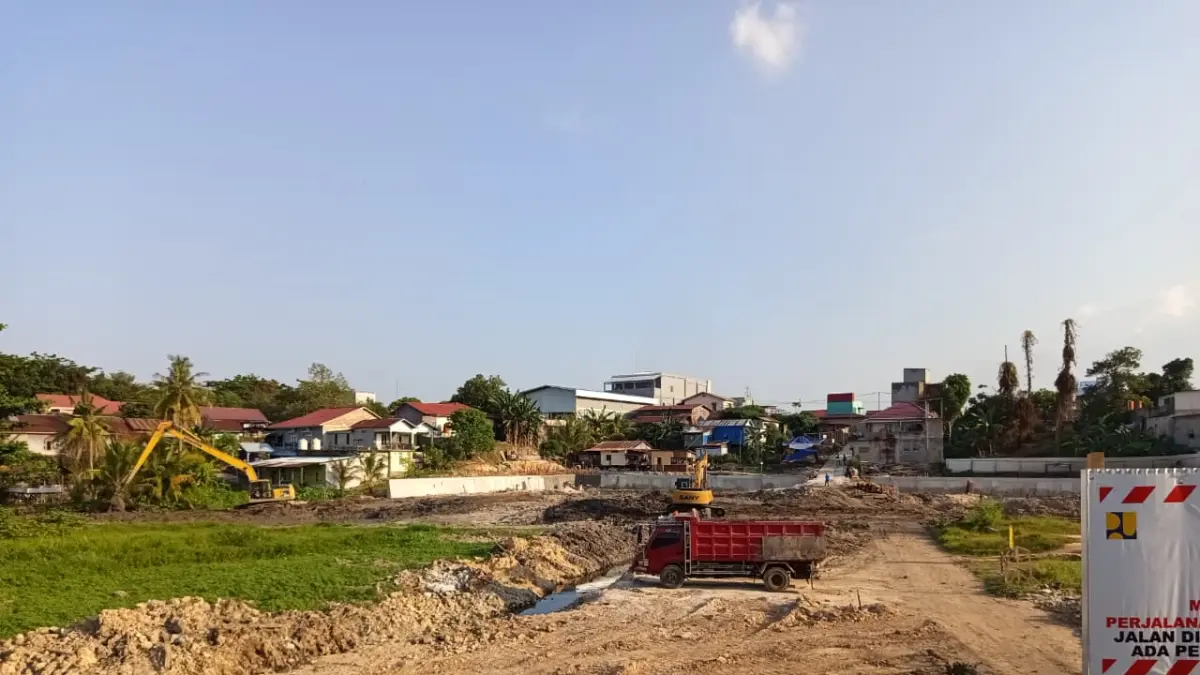 TEMPUH HUKUM: Salah satu pemilik lahan di area Pembangunan Polder Tanjung Laut menggugat Pemkot Bontang karena dikeluarkan dari peta perencanaan infrastruktur tersebut. (ADIEL KUNDHARA/KP)