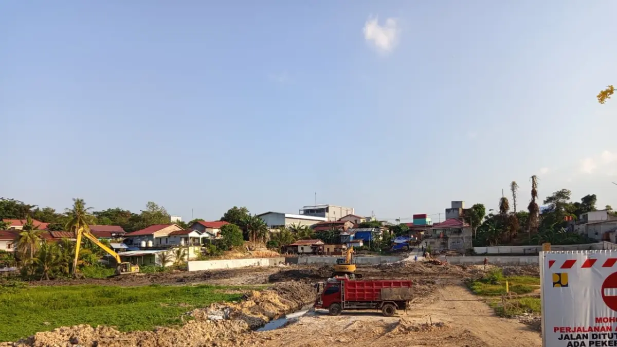 TERUS BERJALAN: Proyek Pembangunan Polder Tanjung Laut dipastikan tetap dikebut kontraktor kendati ada gugatan ke Pengadilan Negeri Bontang oleh salah satu pemilik lahan di sekitar area pembangunan. (ADIEL KUNDHARA/KP)

&nbsp;