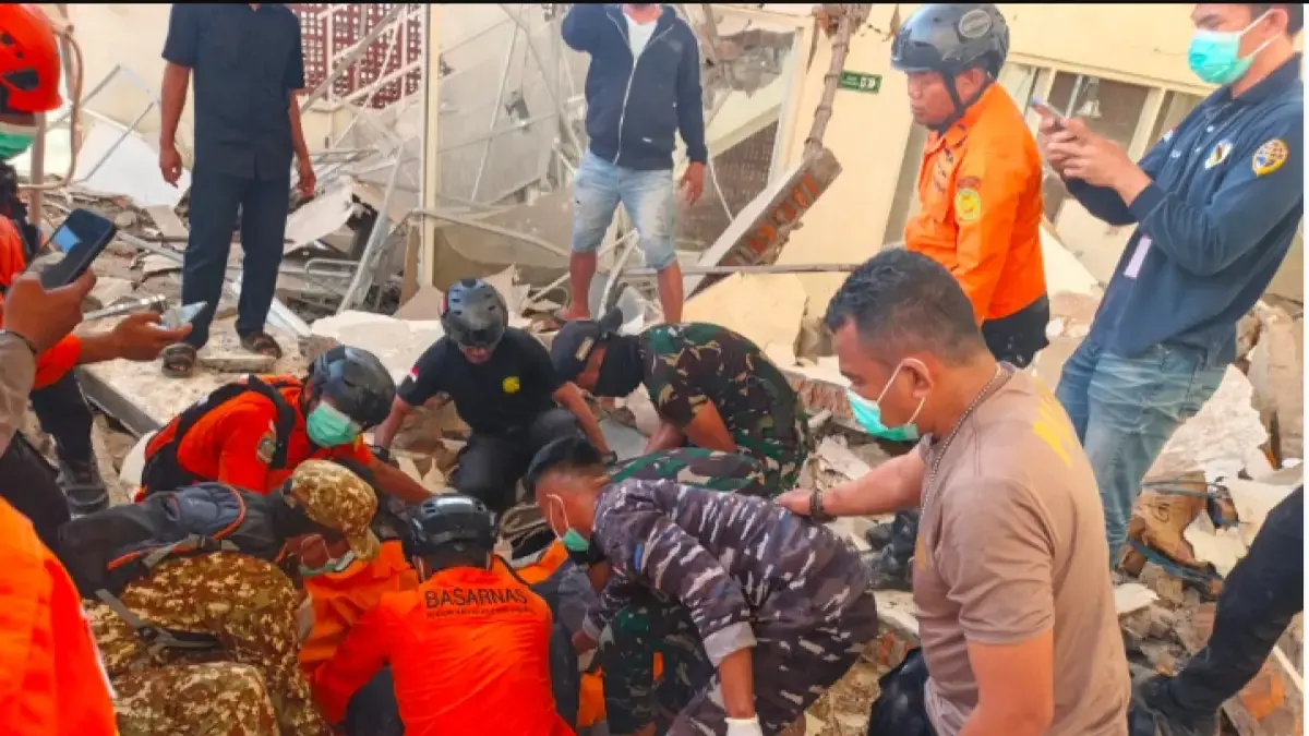 Tim SAR gabungan mengevakuasi korban dari reruntuhan bangunan pascagempa M7,7 di NTT. (FOTO: IST)
