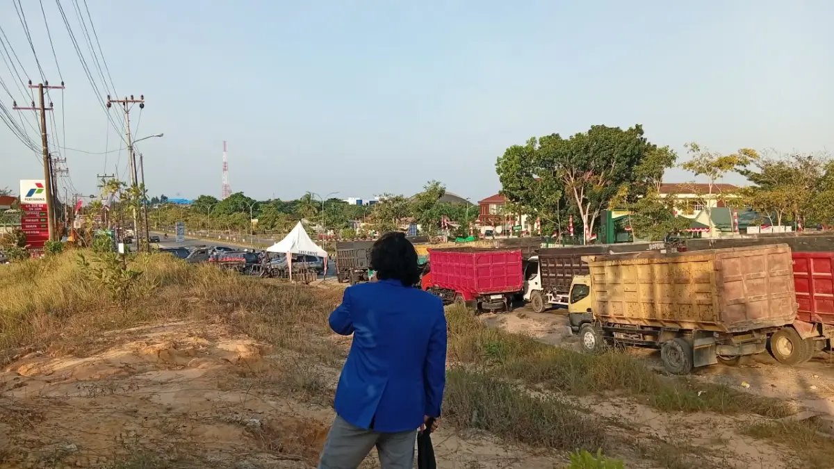 ANTRE BBM: Ketua PC PMII PPU Masa Khidmat 2026–2027, Zamzam, saat memantau antrean sopir truk yang kesulitan mendapatkan BBM subsidi.(IST)