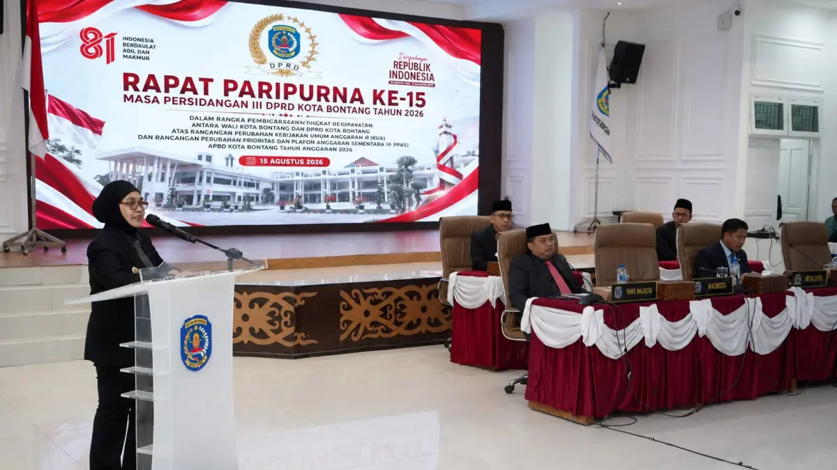 BACAKAN: Wali Kota Bontang Neni Moerniaeni memaparkan terkait rancangan perubahan KUA-PPAS tahun anggaran 2026 dalam rapat paripurna. FOTO: ADIEL KUNDHARA/KP