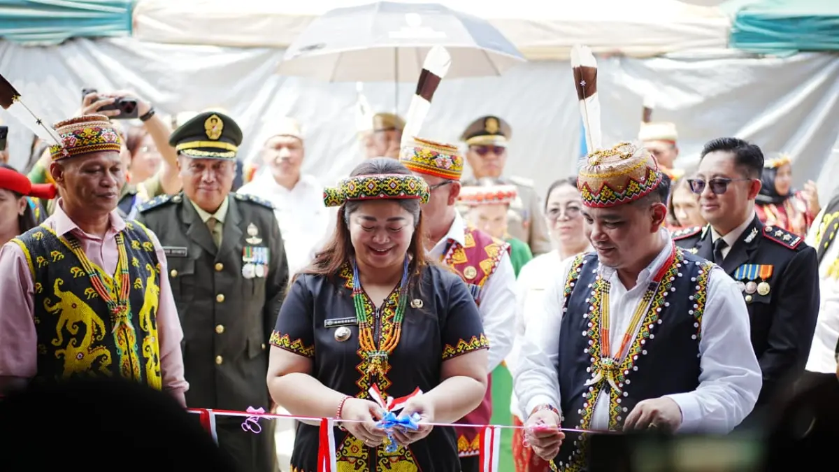 Bupati Mahulu Angela Idang Belawan (tengah) didampingi Wabup Suhuk dan Petinggi Ujoh Bilang Petrus Jumriq (kiri) meresmikan Playground di Ujoh Bilang, Senin (17/8). (JODY KRISTIANTO/KP)

&nbsp;