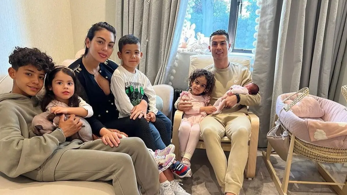Cristiano Ronaldo dan Georgina Rodriguez resmi menikah secara sederhana di ruang tamu rumah mereka pada 11 Agustus 2026. (FOTO: IST)