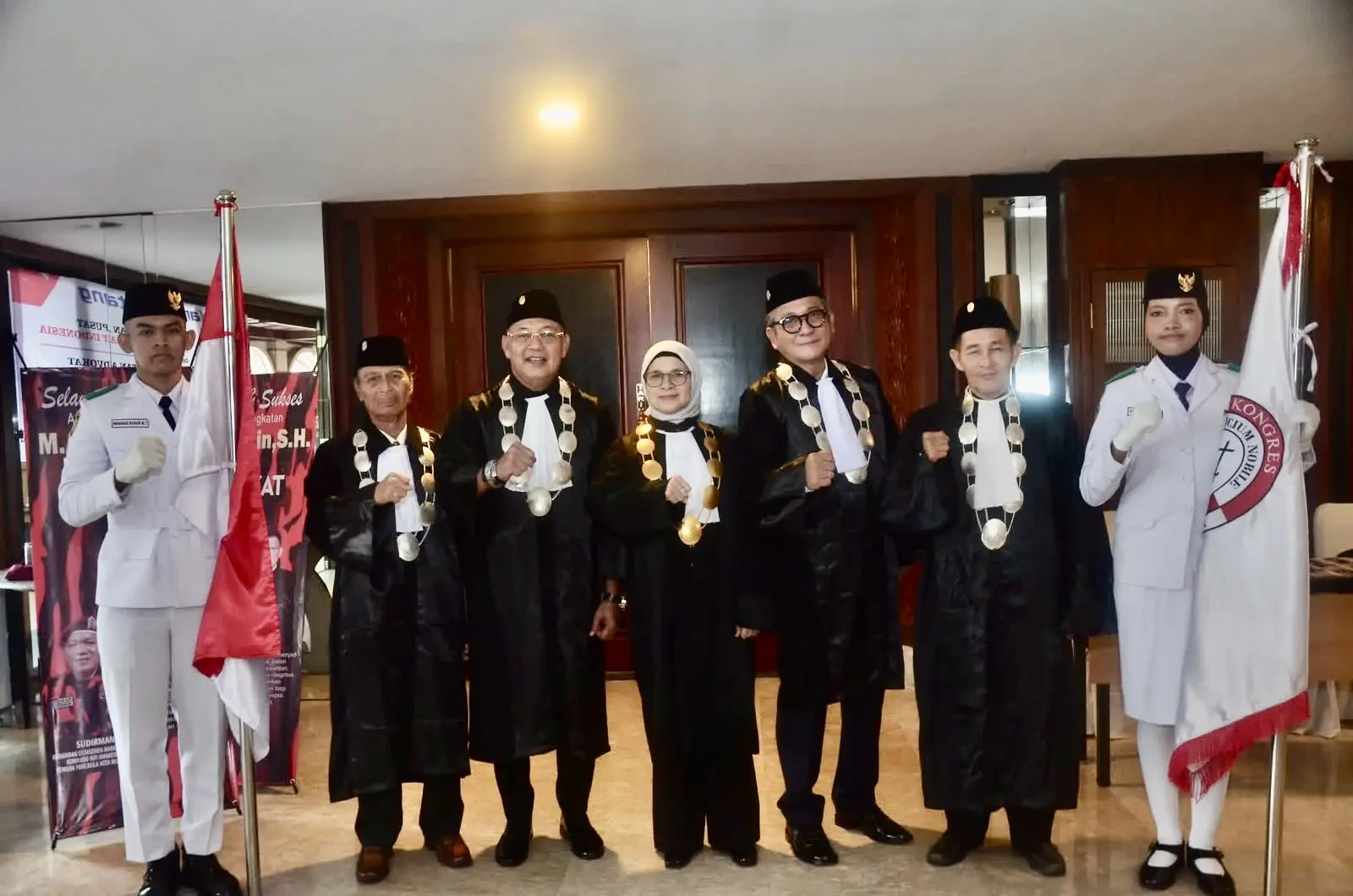 Empat Presidium DPP KAI usai melakukan pengangkatan terhadap 32 advokat baru.