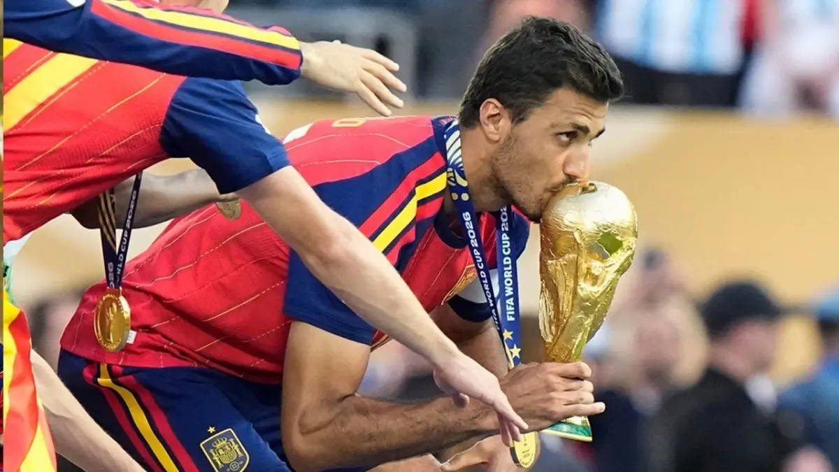 Gelandang Manchester City, Rodri selangkah lagi merapat ke Barcelona. (FRANK FRANKLIN II/AFP)