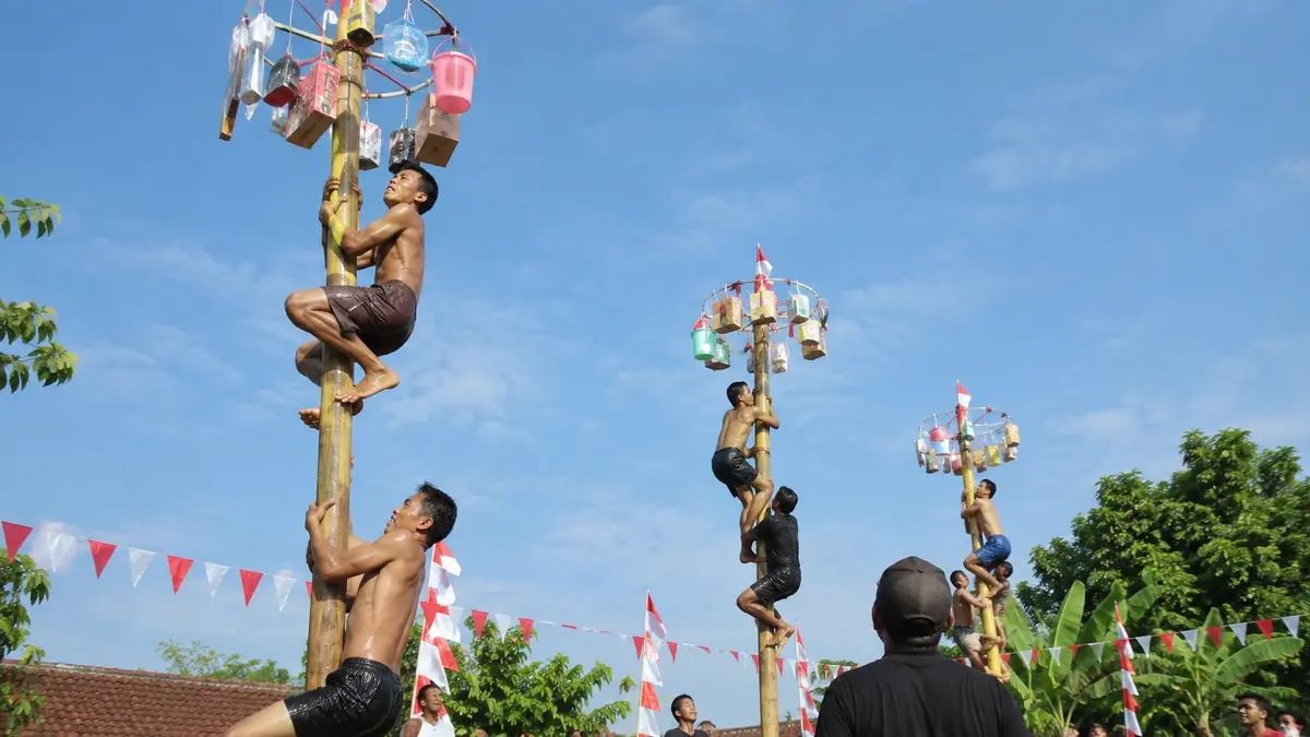 Ilustrasi lomba panjat pinang 17 Agustus. (ChatGPT)