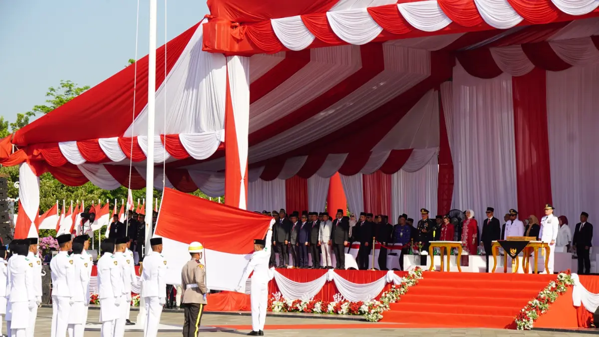 KHIDMAT: Upacara pengibaran dan penurunan bendera merah putih HUT ke-81 Republik Indonesia di Kabupaten Paser dilaksanakan di halaman Kantor Bupati, Senin (17/8/2026).&nbsp;
