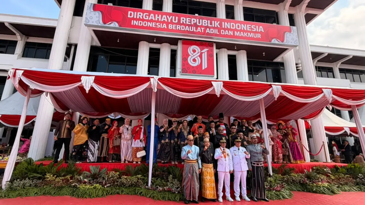 KOMPAK: Upacara HUT Ke-81 RI dirayakan Pemerintah Kota Balikpapan di halaman Balai Kota Balikpapan, Senin (17/8). Dihadiri jajaran eksekutif, legislatif, hingga Forkopimda Balikpapan yang hadir mengenakan ragam pakaian adat Nusantara.&nbsp;