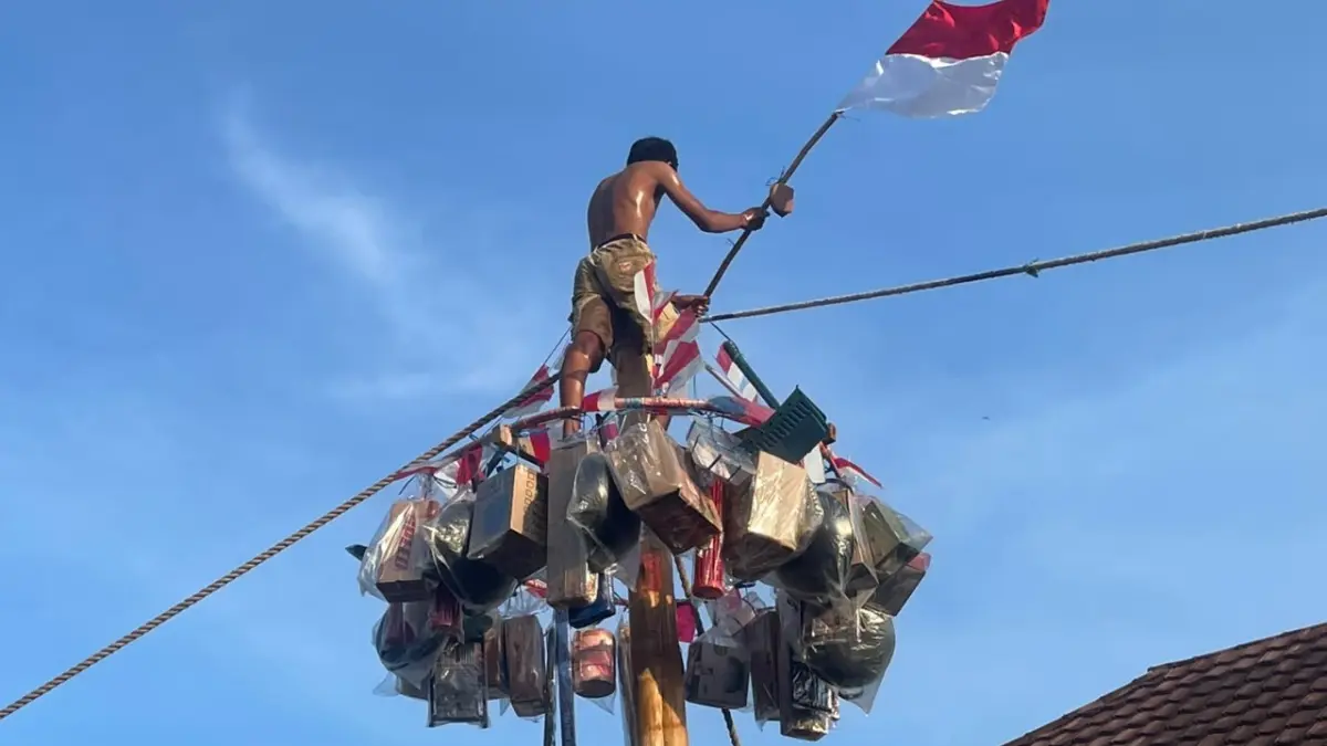 Lomba panjat pinang di Sepinggan Baru, Balikpapan. (FOTO M TAUFIK/KP)