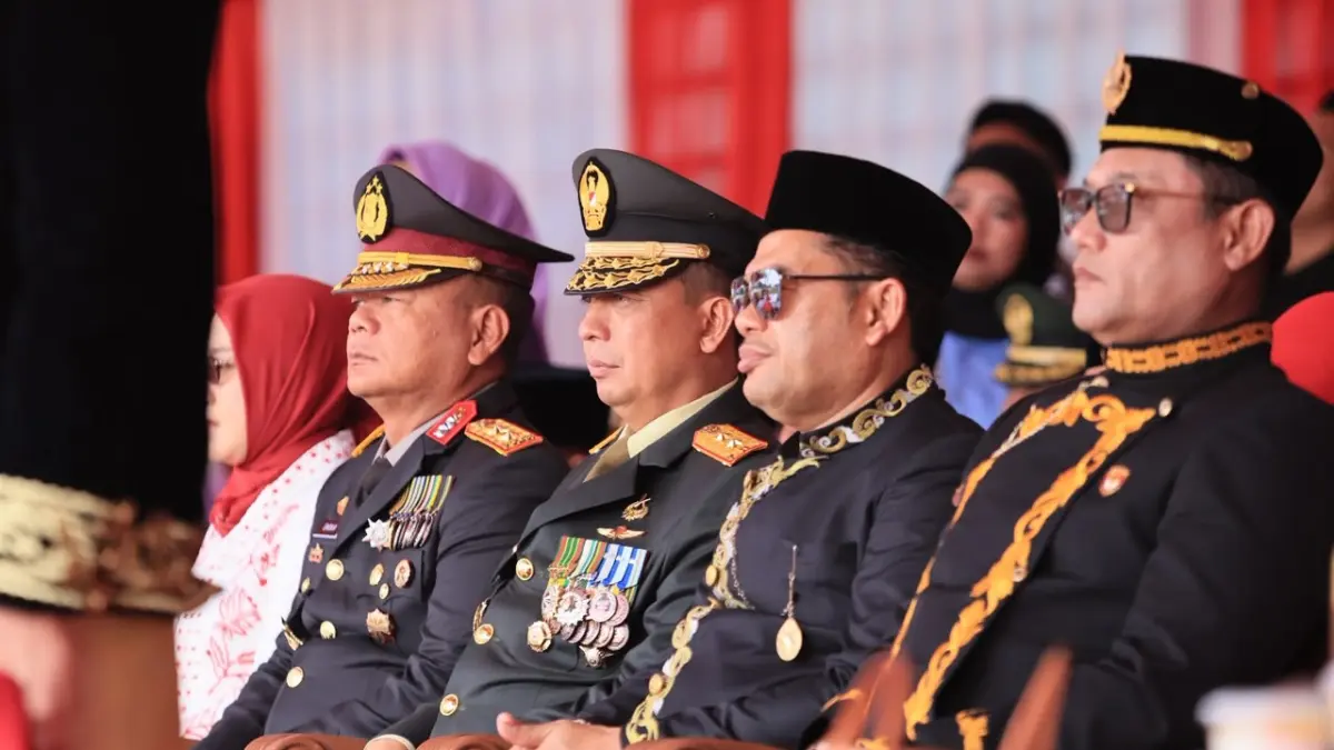 Mayjen Krido Pramono (kiri) hadir dalam peringatan HUT ke-81 RI di Stadion Gelora Kadrie Oening, Samarinda, Senin (17/8).