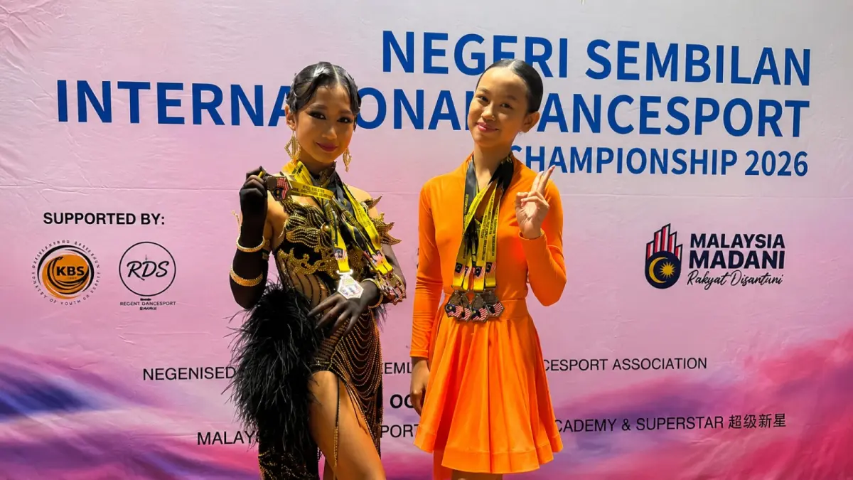Naz­wa Kirey Sakura (kiri) meraih dua medali perak dan lima perunggu dan Aqeela Vanita Pinkan Lantu, membawa pulang satu medali perak dan tiga perunggu pada Negeri Sembilan International Dancesport Championship 2026 di Malaysia