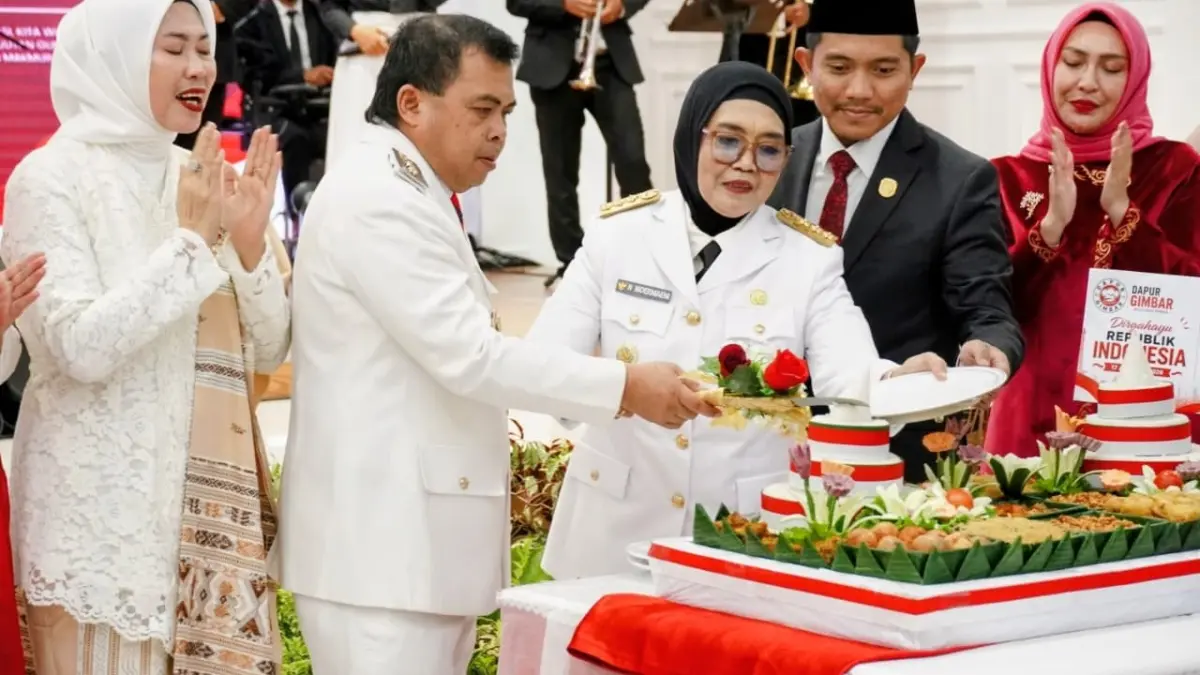 Neni Moerniaeni bersama Agus Haris memotong tumpeng dalam syukuran HUT ke-81 RI dirangkai penyerahan remisi dan santunan.