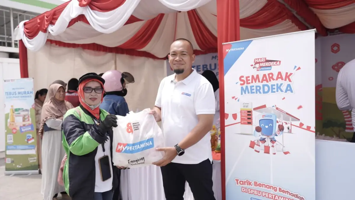 APRESIASI KEPADA KONSUMEN: Tebus Murah Sembako MyPertamina dan Tarik Benang Berhadiah bagi konsumen MyPertamina di salah satu SPBU di Balikpapan. Bentuk apresiasi kepada konsumen sekaligus menghadirkan suasana perayaan kemerdekaan yang meriah dan memberikan manfaat kepada masyarakat.