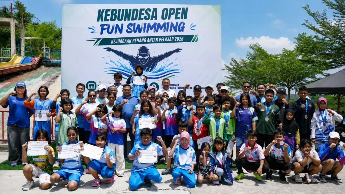 Para perenang terbaik Kebundesa Open Fun Swimming dan Kejuaraan Renang Antar Pelajar 2026 berfoto bersama usai penutupan kejuaraan di Kolam Renang Agrowisata Kebun Desa, Tanah Merah, Samarinda, Minggu (16/8).