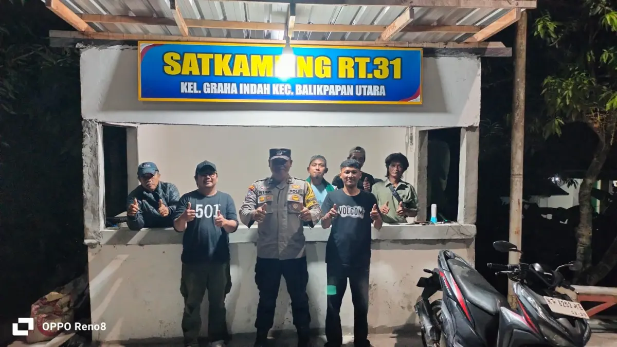 PELAYANAN: Bhabinkamtibmas Kelurahan Graha Indah, Aiptu Wempi Antariksa menyambangi petugas Satkamling di RT 31. (IST)