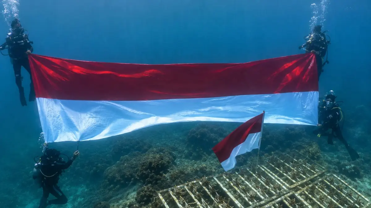 Pengibaran bendera Merah Putih sepanjang delapan meter di bawah laut Pulau Miang, Sangkulirang, Kutim, Senin (17/8). (IST)

&nbsp;