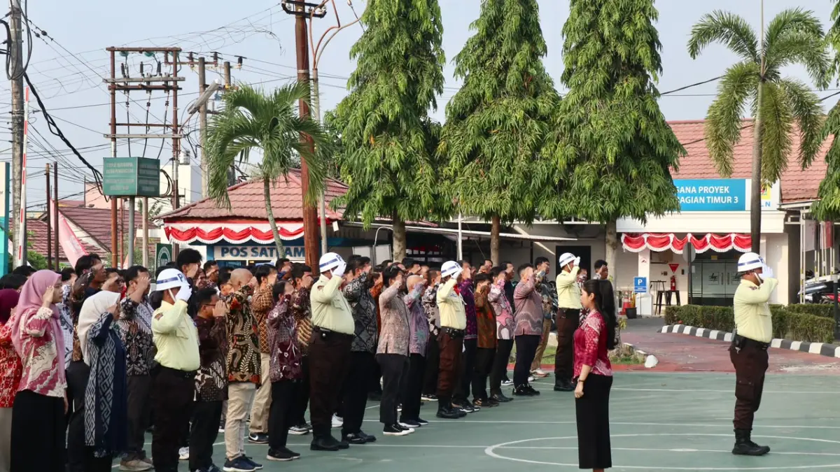 PENGIBARAN: Seluruh manajemen hingga karyawan PLN IP UBP Mahakam melaksanakan pengibaran bendera Merah Putih di Hari Kemerdekaan.