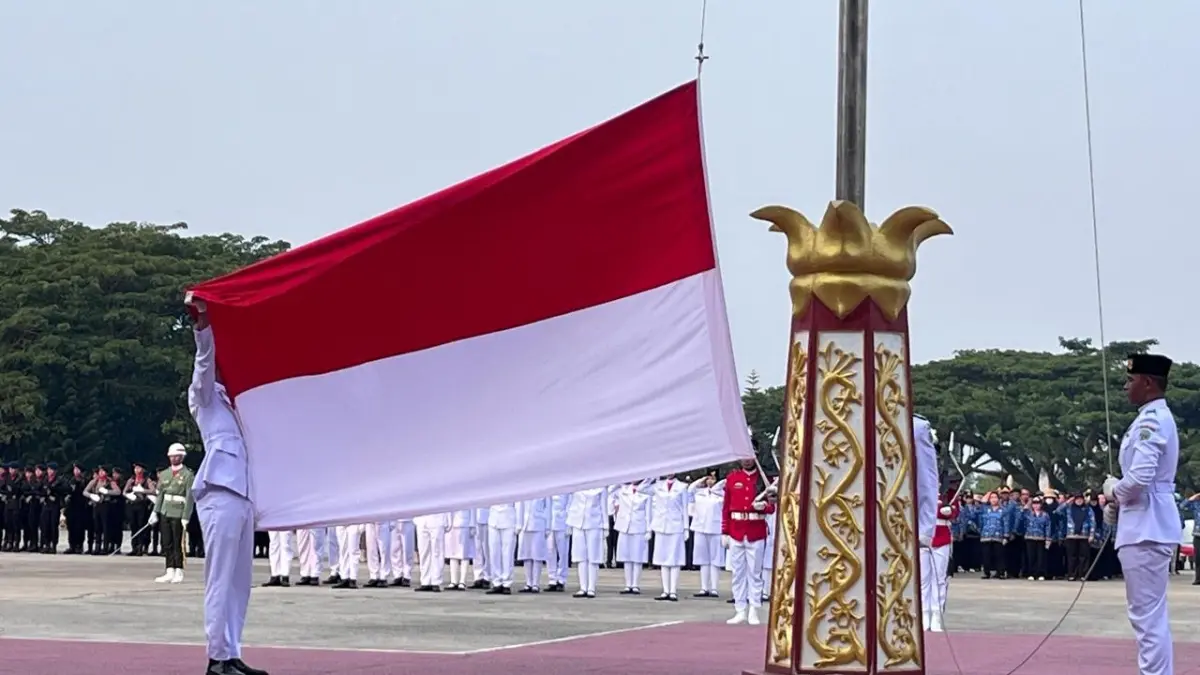Penurunan Merah Putih di Kubar. (FOTO SUNARDI/KP)