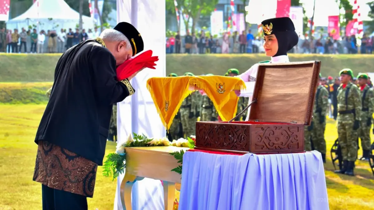 PENYERAHAN: Kepala OIKN Basuki Hadimuljono selaku inspektur upacara menyerahkan bendera Merah Putih ke pembawa baki. 