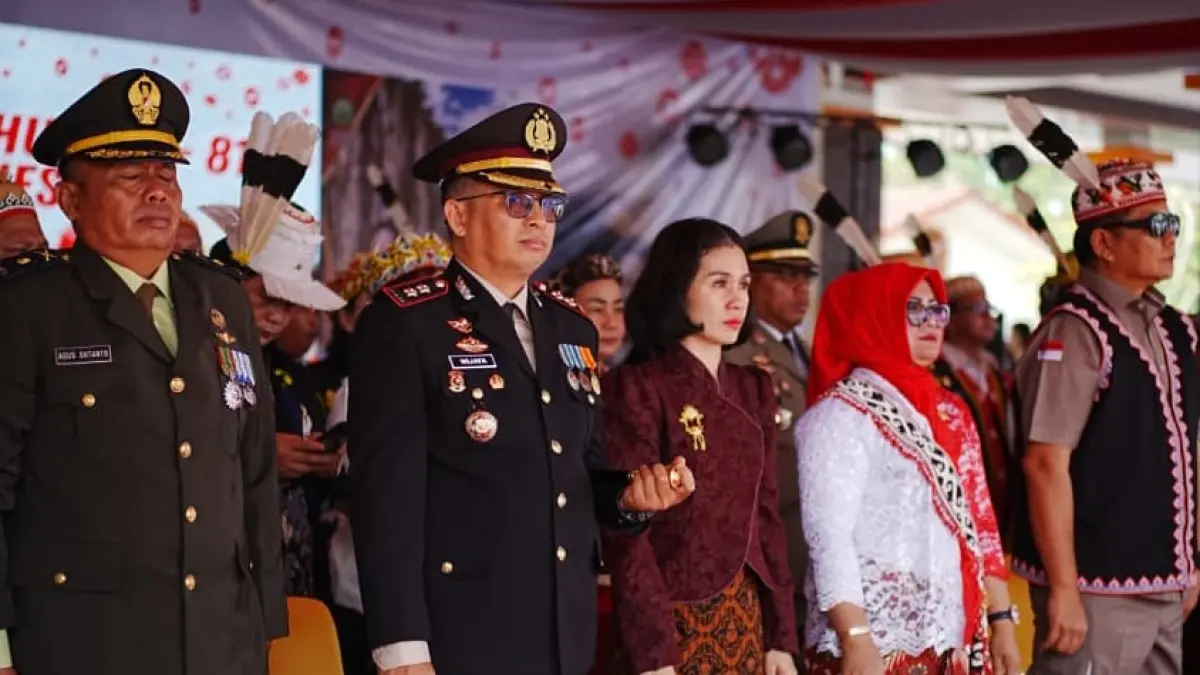 PERANG NARKOBA: Kapolres Mahulu AKBP Roni Wijaya (dua kiri) didampingi istri saat mengikuti peringatan HUT ke-81 RI di Lapangan Cor Ujoh Bilang, Senin (17/8). (JODY KRISTIANTO/KP)